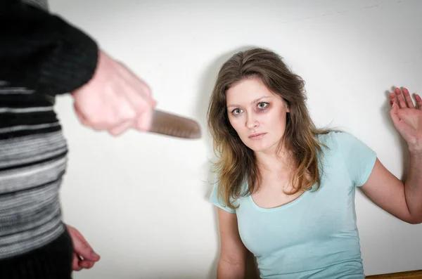 Hombre con cuchillo que viene a su esposa. Concepto de violencia doméstica — Foto de Stock