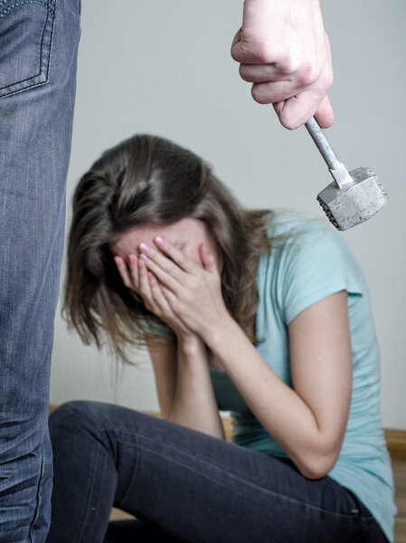 Мужчина с битой идет к жене. Концепция домашнего насилия
