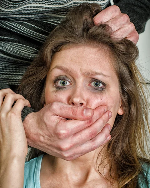 Retrato de mujer asustada con lágrimas. Concepto de violencia —  Fotos de Stock