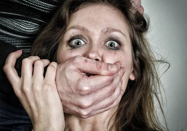 gözyaşları ile korkmuş kadın portresi. şiddet kavramı