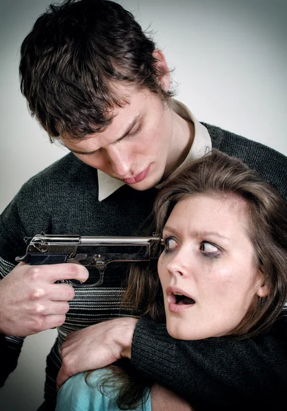 Homem com arma ameaçar mulher — Fotografia de Stock