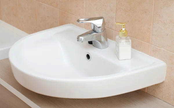 Белая раковина в ванной — стоковое фото