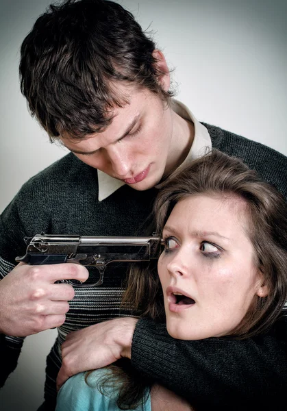 Homme avec arme menacer femme — Photo