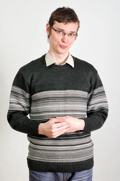 Porträt eines jungen schüchternen Typen mit Brille — Stockfoto