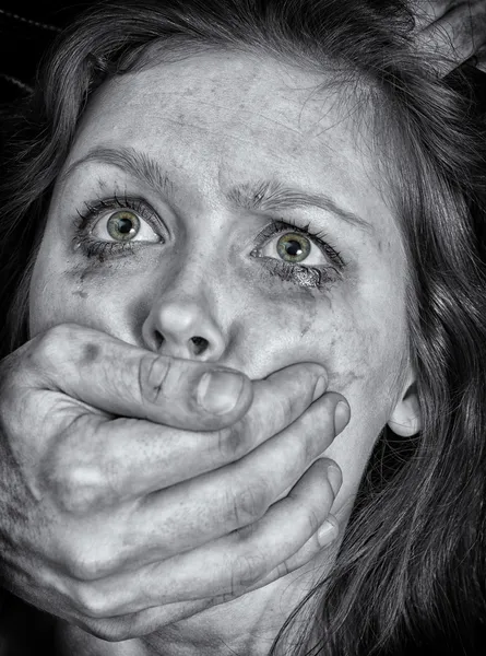 Retrato de mulher assustada com lágrimas. Conceito de violência. Preto e branco Imagem De Stock