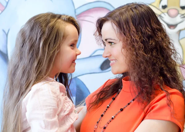 Mother and daughter looking at each other — Stock Photo, Image