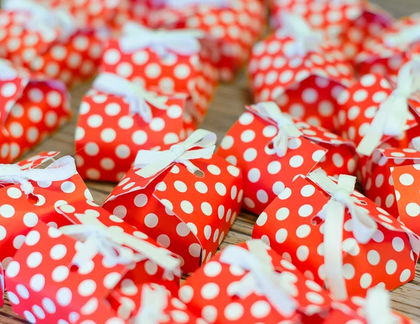 Beaucoup de boîtes-cadeaux rouges sur la table — Photo