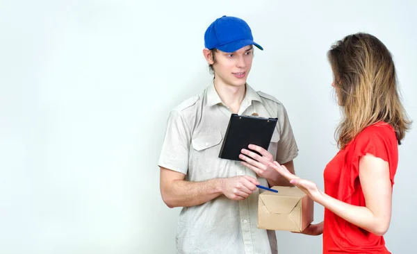Young courier deliver package to pretty woman — Stock Photo, Image