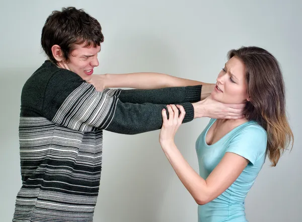 Jovem casal brigando e lutando — Fotografia de Stock