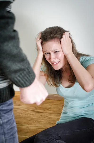 Um homem com uma faca a vir ter com a mulher. Conceito de violência doméstica — Fotografia de Stock