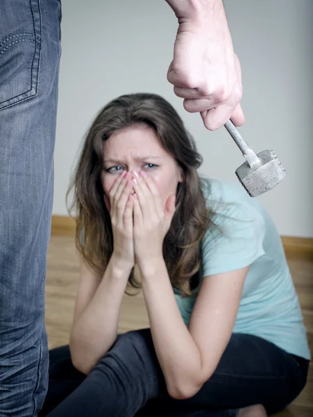 Um homem com espancador a vir ter com a mulher. Conceito de violência doméstica — Fotografia de Stock