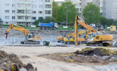 birkaç Ekskavatör inşaat sitesinde