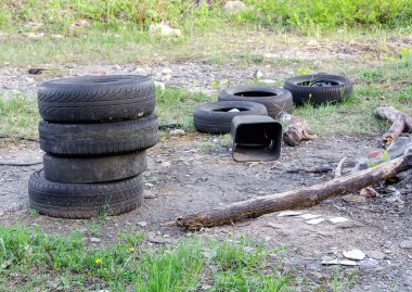 ormandaki eski lastikler