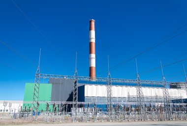 Mavi gökyüzü üzerinde elektrik santrali.