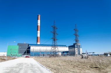 Mavi gökyüzü üzerinde elektrik santrali.
