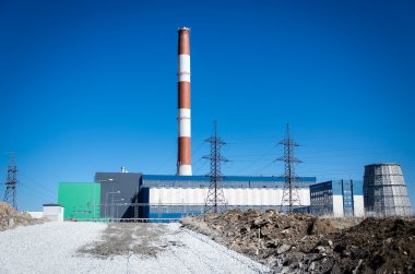 Mavi gökyüzü üzerinde elektrik santrali.