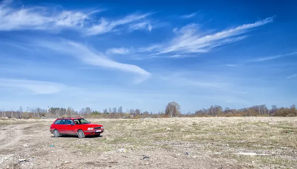 Voiture rouge sur une clairière — Photo