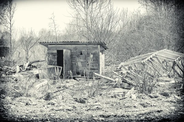 Old abandoned small house. Black and white. — Stock Photo, Image