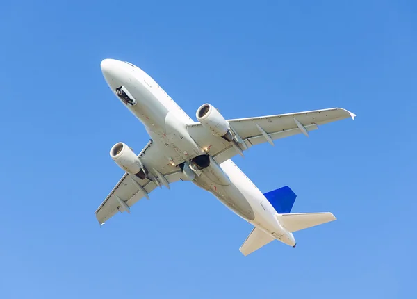 푸른 하늘에 비행 하는 제트 비행기 — 스톡 사진