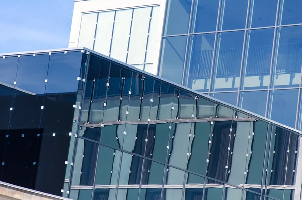 Edificio de negocios moderno hecho de vidrio y acero —  Fotos de Stock