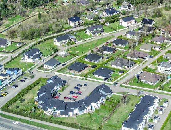 Вид с воздуха на пригороды — стоковое фото