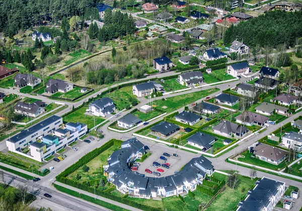 Vue aérienne des banlieues de la ville — Photo