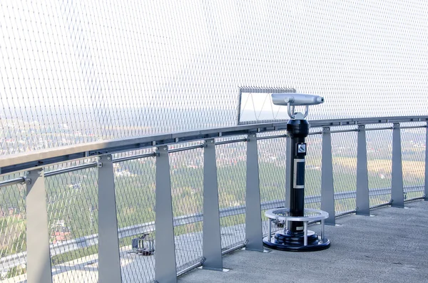 Microswitch κέρμα λειτουργούν πανοραμική τηλεσκόπιο στον πύργο της τηλεόρασης — Φωτογραφία Αρχείου