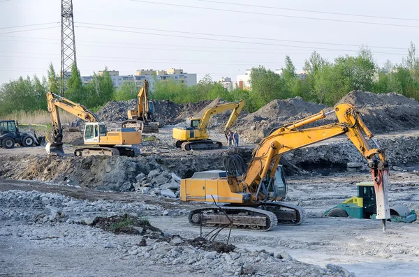 Verschillende graafmachines op de bouwplaats — Stockfoto