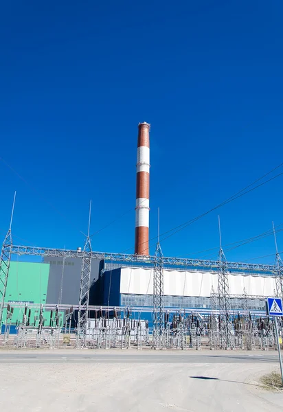 Электростанция над голубым небом . — стоковое фото