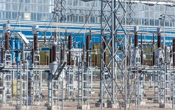 Transformadores de tensão. Parte da central eléctrica — Fotografia de Stock