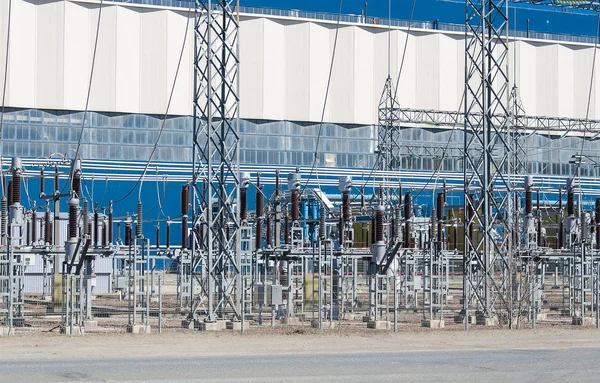Transformadores de tensão. Parte da central eléctrica — Fotografia de Stock