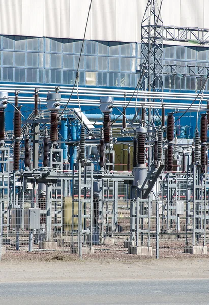 Transformadores de tensão. Parte da central eléctrica — Fotografia de Stock