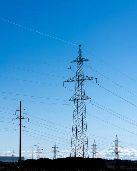 Transmissão torres de energia ao pôr do sol — Fotografia de Stock