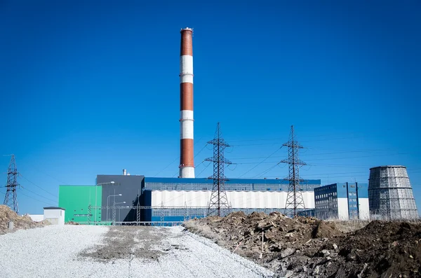 Mavi gökyüzü üzerinde elektrik santrali.