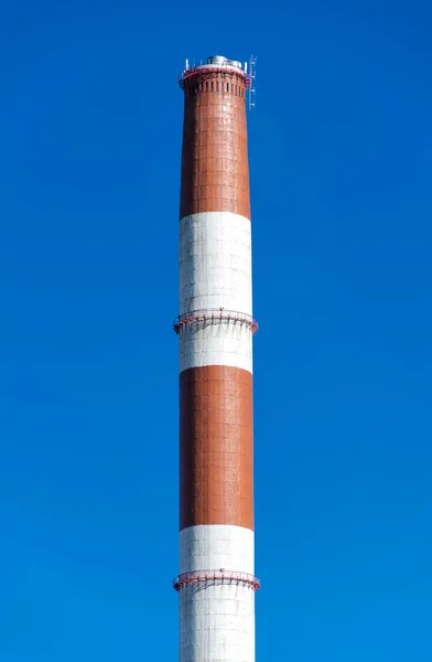 Industriële schoorsteen over blauwe hemel — Stockfoto