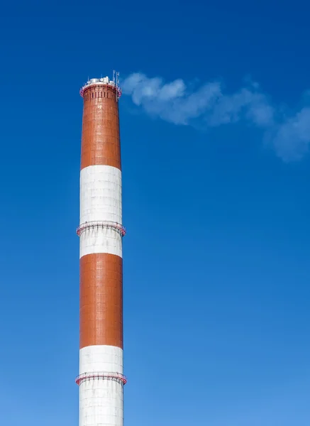 Chaminé industrial com fumaça sobre o céu azul — Fotografia de Stock