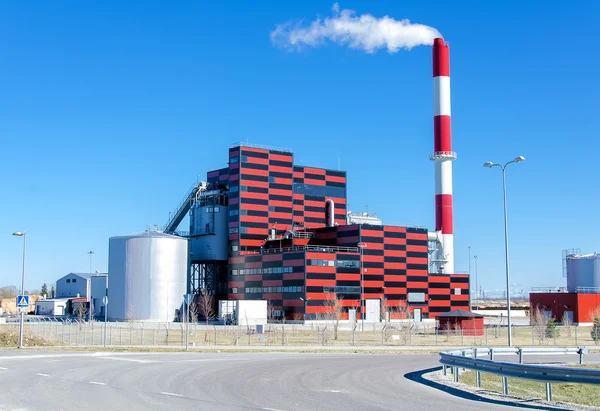 Eco-vriendelijke turf gestookte elektriciteitscentrale — Stockfoto