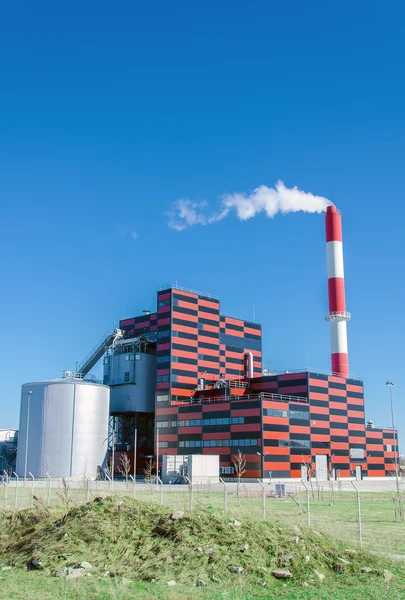 Eco-vriendelijke turf gestookte elektriciteitscentrale — Stockfoto