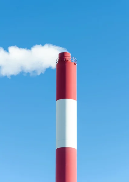 Camino industriale con fumo sopra il cielo blu — Foto Stock