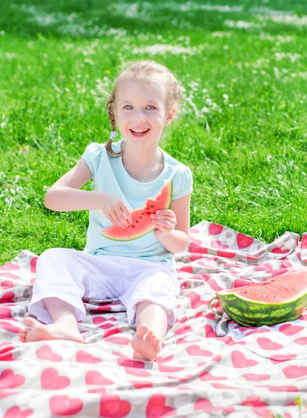 Sevimli küçük kız parkta karpuz yeme — Stok fotoğraf