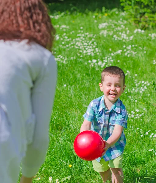 Anne ve çocuk ile açık havada top oynarken — Stok fotoğraf