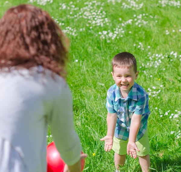 Anne ve çocuk ile açık havada top oynarken — Stok fotoğraf