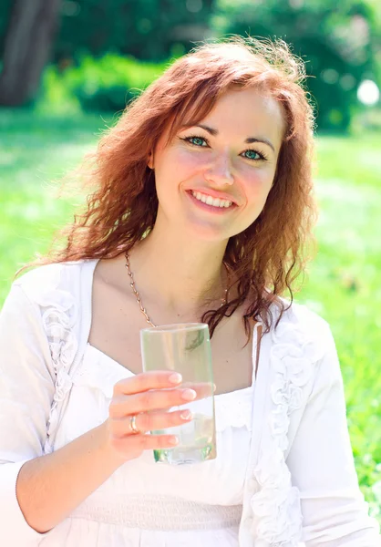 Jovem mulher bonita segurando vidro de água — Fotografia de Stock