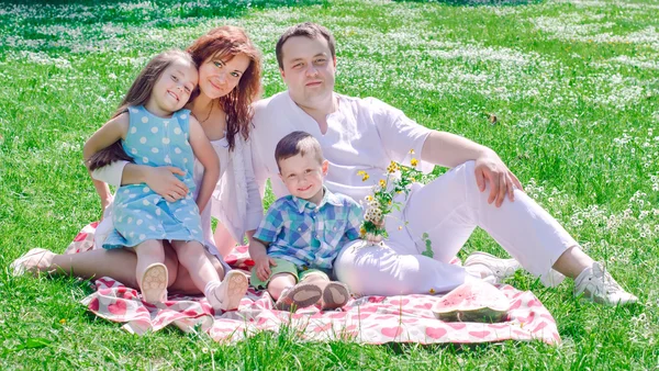 Família feliz tem piquenique no parque — Fotografia de Stock