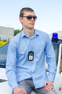 genç yakışıklı erkek FBI ajanı arabanın yakınında