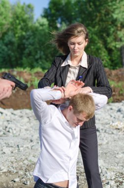 iki FBI ajanı bir suçlunun tutuklama yapmak