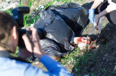iki criminalists bir suç mahallinde çalışma