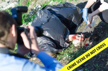 iki criminalists bir suç mahallinde çalışma