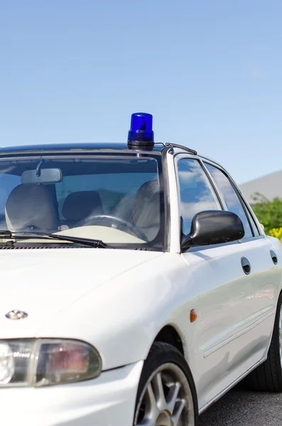 Üstte mavi flasher ile beyaz görev araba — Stok fotoğraf