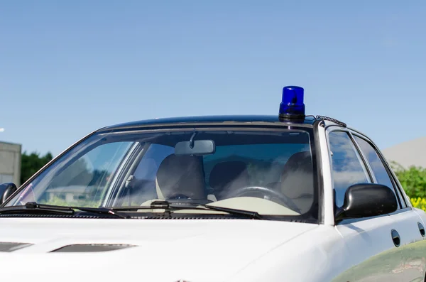 Blanco coche de servicio con parpadeo azul en la parte superior — Foto de Stock